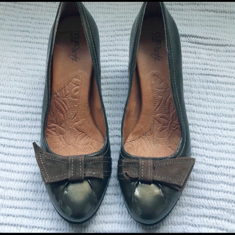 Sofft Euro Soft green heels with bow accent